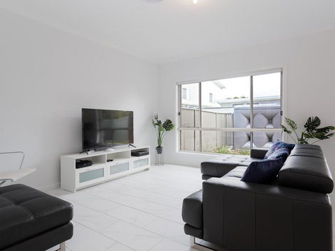 5B BENT STREET - LARGE HOUSE WITH DUCTED AIR CON, WIFI & FOXTEL - Nambucca Heads Accommodation 1
