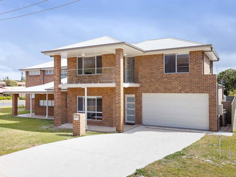 5B BENT STREET - LARGE HOUSE WITH DUCTED AIR CON, WIFI & FOXTEL - Nambucca Heads Accommodation 0