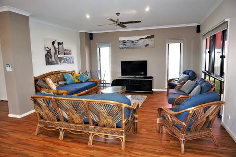 64 Madaffari Drive - PRIVATE JETTY - Nambucca Heads Accommodation 2