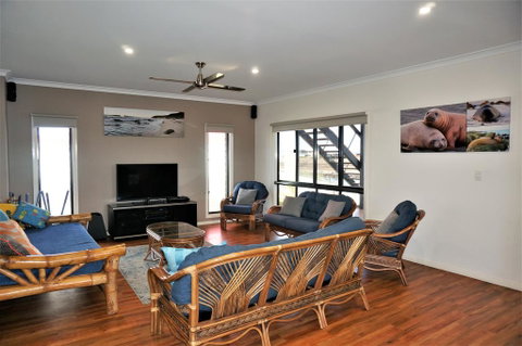 64 Madaffari Drive - PRIVATE JETTY - Nambucca Heads Accommodation 3