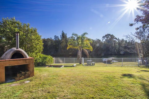 77 Lake Entrance Rd - Waterfront Wonder - Nambucca Heads Accommodation 2