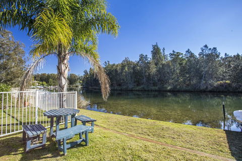 77 Lake Entrance Rd - Waterfront Wonder - Nambucca Heads Accommodation 0