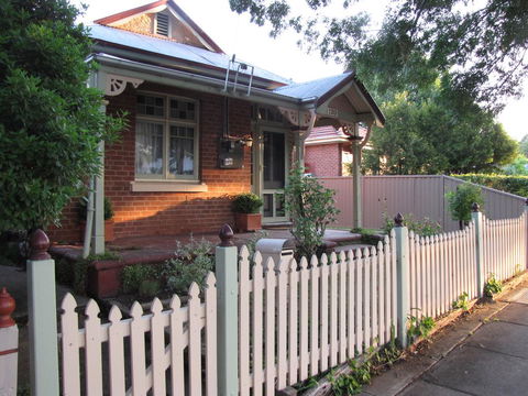 Acacia Cottage On Peel, Bathurst - Nambucca Heads Accommodation 1