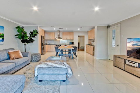 Adelaide 4 Bedroom House With Pool - Nambucca Heads Accommodation 3