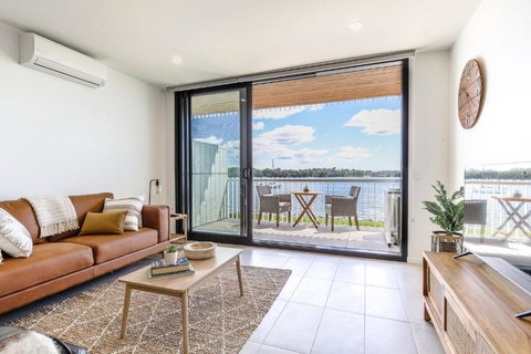 Elegant Bay Side 1-Bed Apartment With Views - Nambucca Heads Accommodation 0