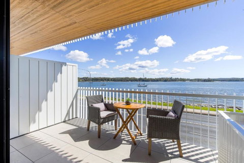 Elegant Bay Side 1-Bed Apartment With Views - Nambucca Heads Accommodation 1