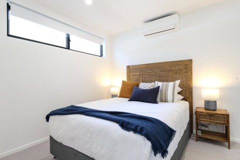 Elegant Bay Side 1-Bed Apartment With Views - Nambucca Heads Accommodation 3