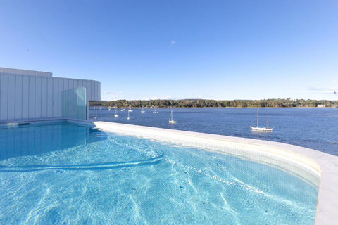 Elegant Bay Side 1-Bed Apartment With Views - Nambucca Heads Accommodation 4