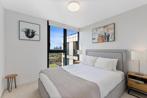 Elegant Inner-West 2-Bed With City Views & Pool - Nambucca Heads Accommodation 1