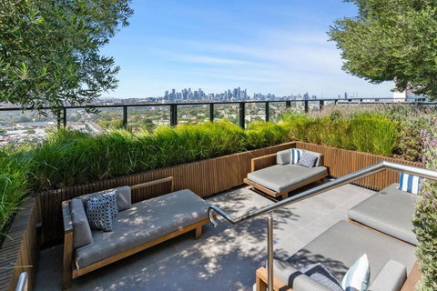 Elegant Inner-West 2-Bed With City Views & Pool - Nambucca Heads Accommodation 2