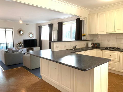 Family Home In Prime Location Melbourne - Nambucca Heads Accommodation 4