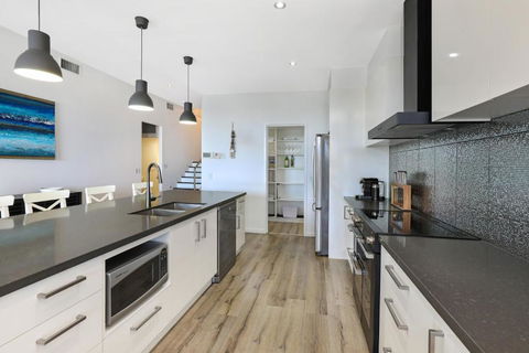 GEORGE8- THE ULTIMATE, FAMILY BEACH HOUSE! - Nambucca Heads Accommodation 4
