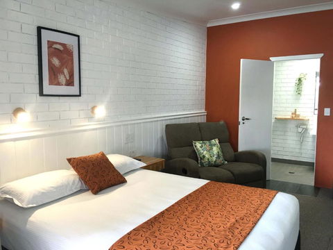 Gin Gin Village Motor Inn Motel QLD - Nambucca Heads Accommodation 0