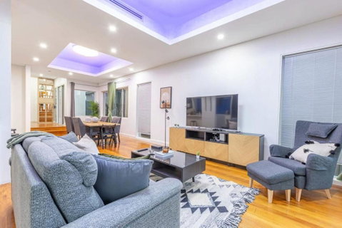 Glamorous 5BD House W Water View In Melrose Park - Nambucca Heads Accommodation 2