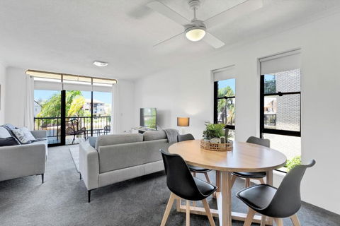 HACIENDA- CANAL VIEWS AND COMFORT - Nambucca Heads Accommodation 1