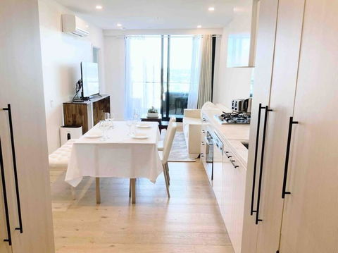 M-city Apartment - Executive Twin King Ensuites - Fully Equipped - Free Parking, Fast Wifi, Smart TV, Netflix, Complementary Drinks & Amenities - M-city Shopping Centre Clayton 3168 - Nambucca Heads Accommodation 0