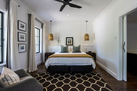 MAIN STREET RETREAT - King BRs, Comp Minibar, Breakfast Prov, Fireplaces - Nambucca Heads Accommodation 1