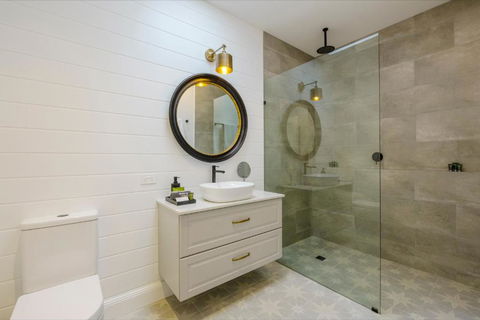 MAIN STREET RETREAT - King BRs, Comp Minibar, Breakfast Prov, Fireplaces - Nambucca Heads Accommodation 2