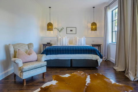 MAIN STREET RETREAT - King BRs, Comp Minibar, Breakfast Prov, Fireplaces - Nambucca Heads Accommodation 0