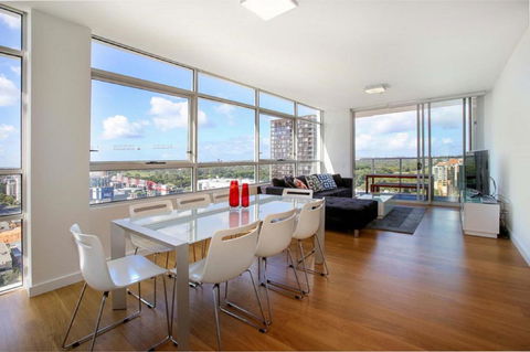 Moore To See - Modern And Spacious 3BR Zetland Apartment With Views Over Moore Park - Nambucca Heads Accommodation 0