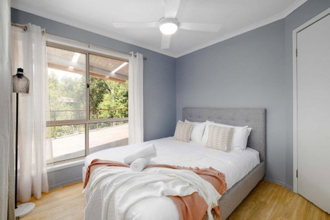 NEW 3BR Serene Creekside Retreat In Helensvale - Nambucca Heads Accommodation 2