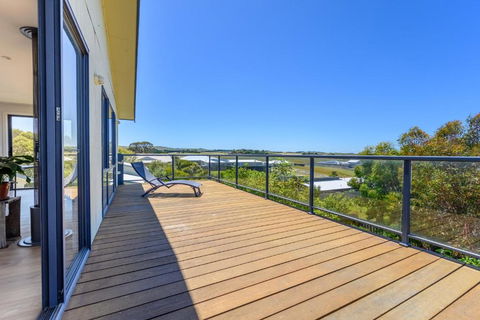 Ocean & Country Views, Spa, Pets Welcome, Fireplace - Your Ocean Oasis 10 Minutes To Phillip Island - Nambucca Heads Accommodation 2