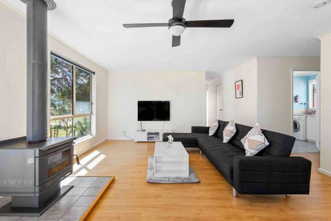 Picturesque Lakeside Getaway: Views, Beach, Park - Nambucca Heads Accommodation 2