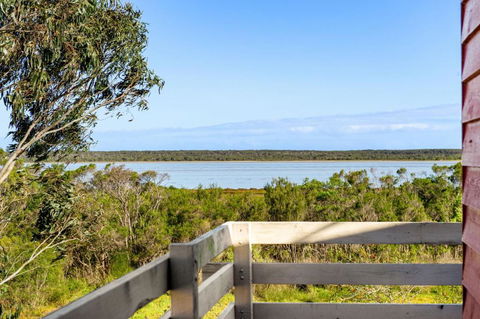 Picturesque Lakeside Getaway: Views, Beach, Park - Nambucca Heads Accommodation 3