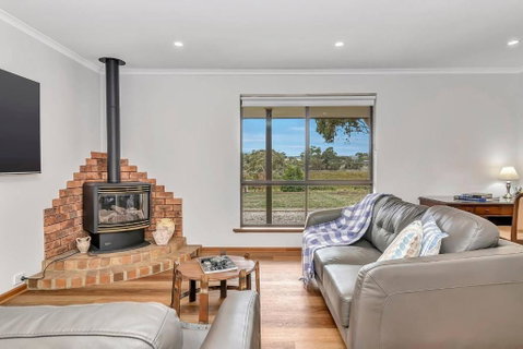 Picturesque Vineyard Farmhouse Nestled On 40-Acres - Nambucca Heads Accommodation 1