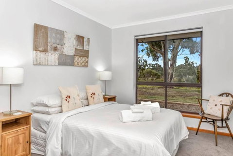 Picturesque Vineyard Farmhouse Nestled On 40-Acres - Nambucca Heads Accommodation 2
