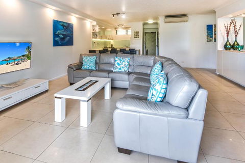 POINCIANA 101 HAMILTON ISLAND CENTRALLY LOCATED 3 BEDROOM, Plus BUGGY!! - Nambucca Heads Accommodation 3
