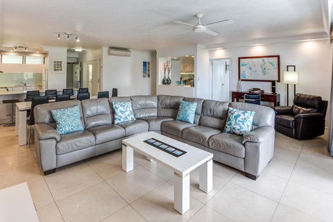 POINCIANA 101 HAMILTON ISLAND CENTRALLY LOCATED 3 BEDROOM, Plus BUGGY!! - Nambucca Heads Accommodation 2