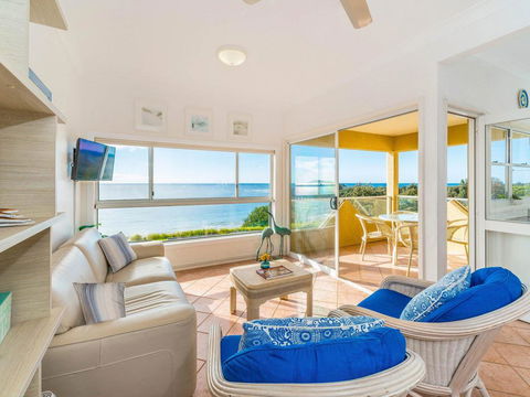 Avalon 1 - Overlooking Beautiful Convent Beach - Nambucca Heads Accommodation 3