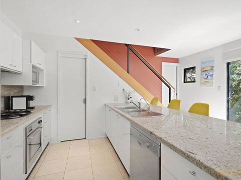 Avoca Beach Living - 84 Avoca Drive, Avoca Beach - Nambucca Heads Accommodation 3