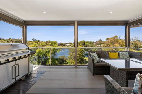 Riviera Lakeside With Uninterrupted Water Views - Nambucca Heads Accommodation 3