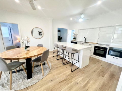 Renovated Queenslander - Upstairs 2km To Stadium - Nambucca Heads Accommodation 0