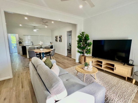 Renovated Queenslander - Upstairs 2km To Stadium - Nambucca Heads Accommodation 1