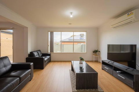 Relaxing Family Home In The Heart Of Tarneit - Nambucca Heads Accommodation 1