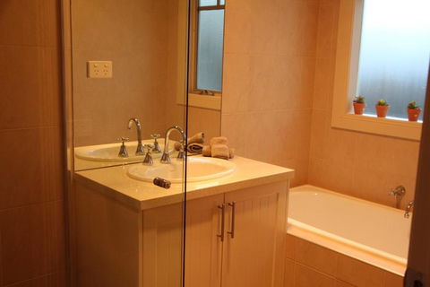 River Rock Cottage Centrally Located And Dog Friendly - Nambucca Heads Accommodation 3