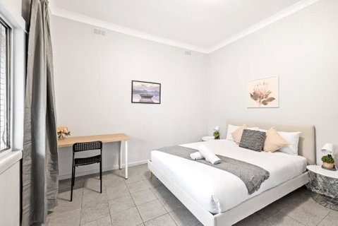 Rustic Queen Room - Conveniently Located - Shared Bathroom - Nambucca Heads Accommodation 0