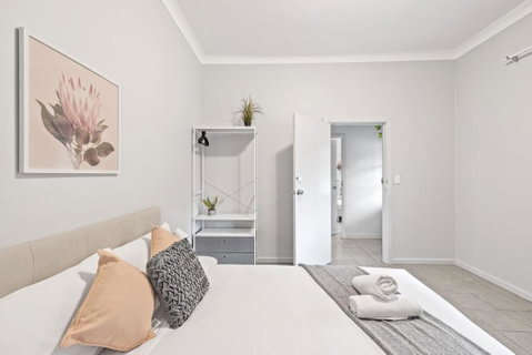 Rustic Queen Room - Conveniently Located - Shared Bathroom - Nambucca Heads Accommodation 2