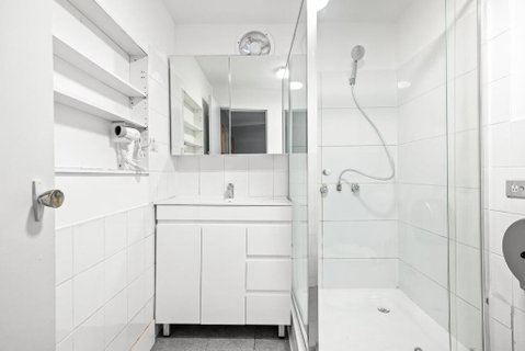 Rustic Queen Room - Conveniently Located - Shared Bathroom - Nambucca Heads Accommodation 1