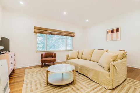 Salmon Calm - Trendy Velvet Allure By Albert Park - Nambucca Heads Accommodation 2