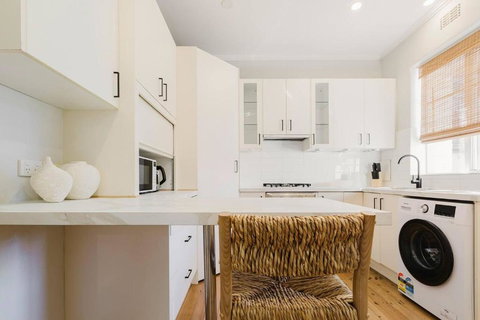 Salmon Calm - Trendy Velvet Allure By Albert Park - Nambucca Heads Accommodation 1