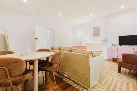 Salmon Calm - Trendy Velvet Allure By Albert Park - Nambucca Heads Accommodation 3