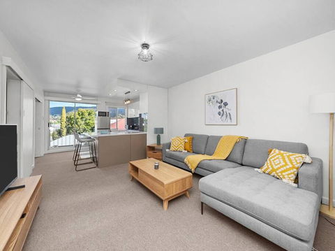 Sandy Bay Apartment With Hobart River View, Near UTAS - Stroll To Cafes And Shops - Nambucca Heads Accommodation 0