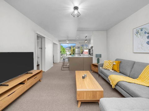 Sandy Bay Apartment With Hobart River View, Near UTAS - Stroll To Cafes And Shops - Nambucca Heads Accommodation 2