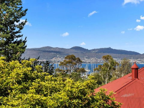 Sandy Bay Apartment With Hobart River View, Near UTAS - Stroll To Cafes And Shops - Nambucca Heads Accommodation 1