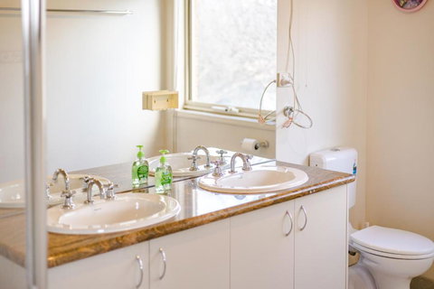 StayAU Family Home Comfort In Caroline Springs - Nambucca Heads Accommodation 3