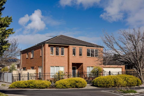 StayAU Family Home Comfort In Caroline Springs - Nambucca Heads Accommodation 0